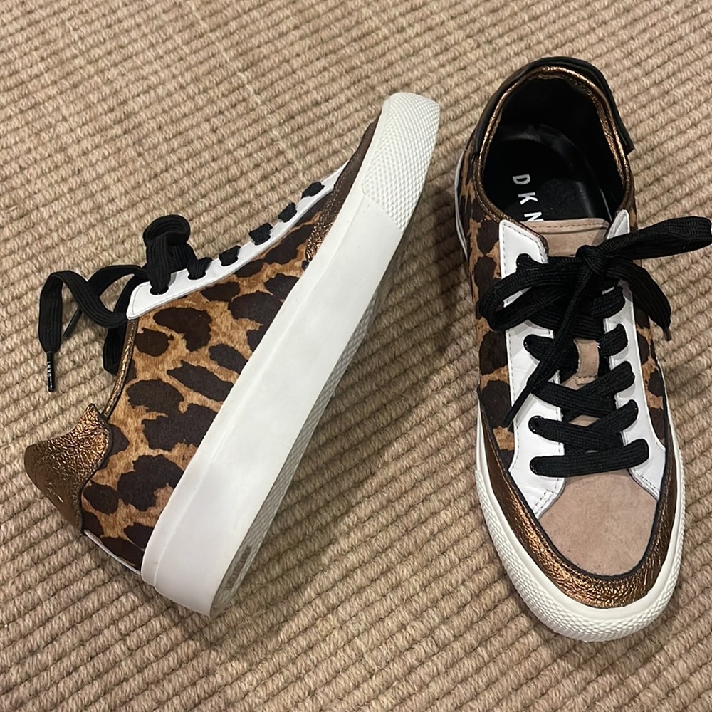 Brand New Women’s DKNY Reeds Lace-up Shoes Sneakers Leopard Hair bronze size 7.5